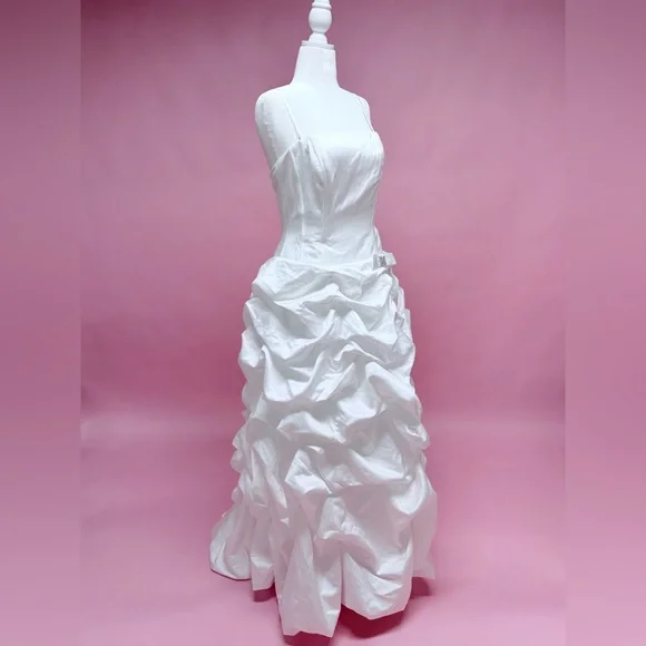 Elegant David’s Bridal White Strapless Gown - Picture 6 of 7